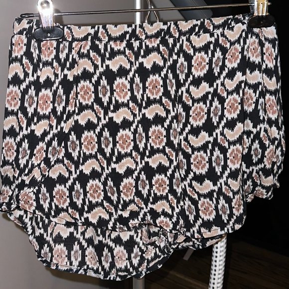 Brandy Melville Printed Shorts with slits - Picture 1 of 4